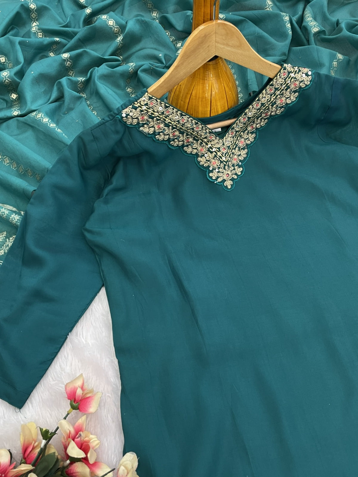 AMAYRA Women Kurta Set With Dupatta