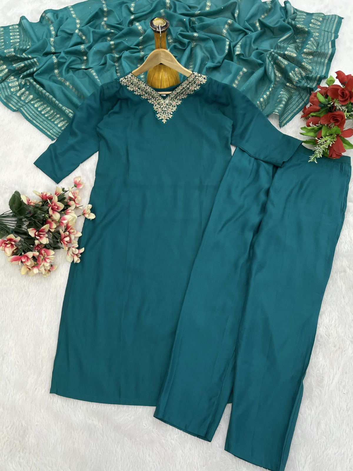 AMAYRA Women Kurta Set With Dupatta